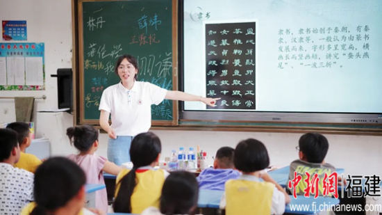 閩南師范大學校團委“青馬力行 青春賦能”社會實踐隊為漳州市華安縣 仙都鎮大地學校學生開展學科培養課程。閩南師范大學供圖